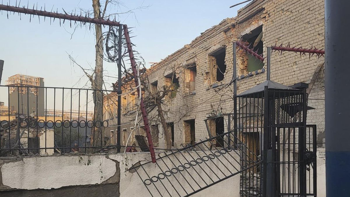 Daños causados por el impacto de bombas en un centro penal en la zona de Zaporiyia, Ucrania, el 29 de julio de 2025.
