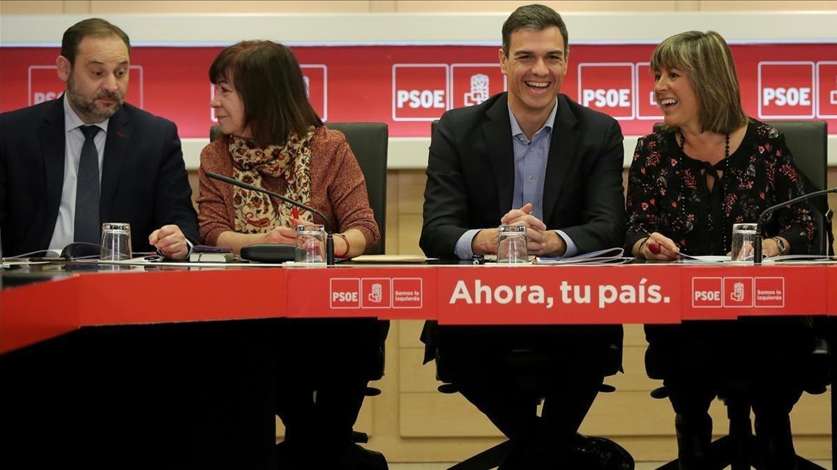 Pedro Sánchez conversa con Núria Marín durante la reunión de la Permanente del PSOE, en Ferraz.