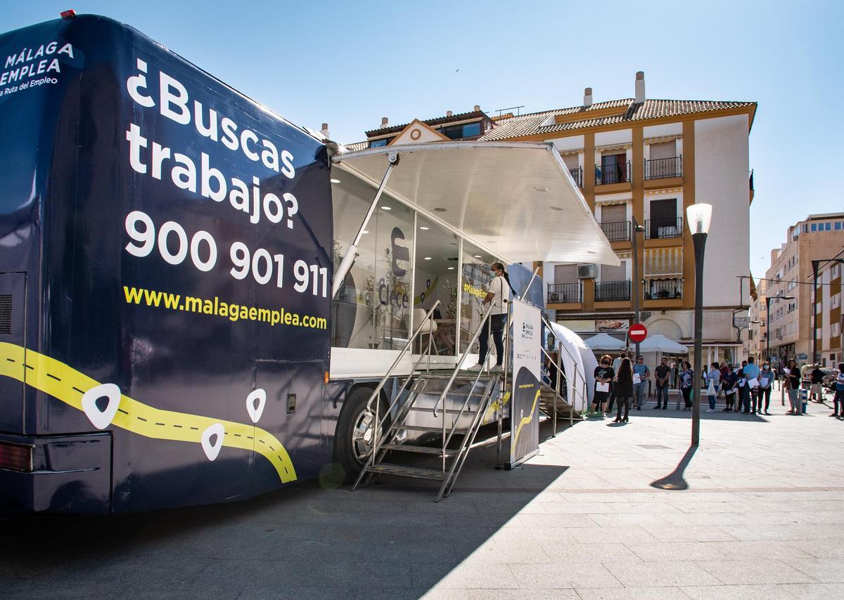 El autobús de Clece en su primera parada en Rincón de la Victoria.