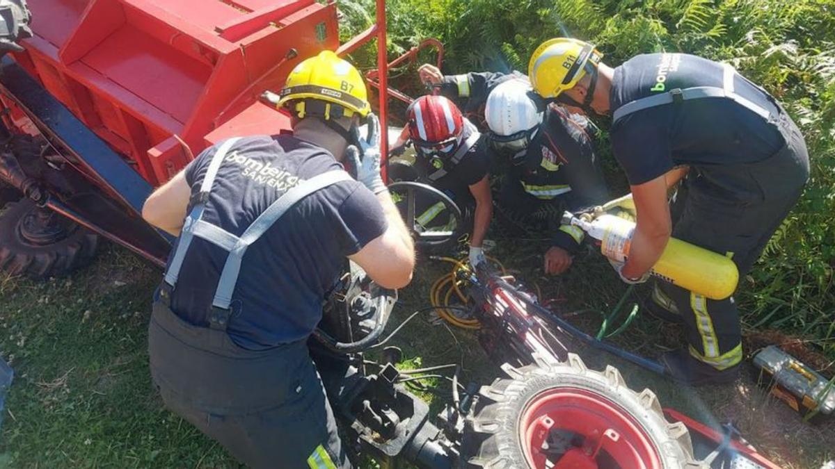 Los bomberos de Sanxenxo durante el rescate. |   // FDV