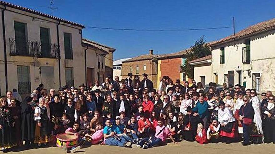 Vezdemarbán revive el &quot;Desempadrinamiento&quot; de los quintos con un desfile, bailes y una paellada