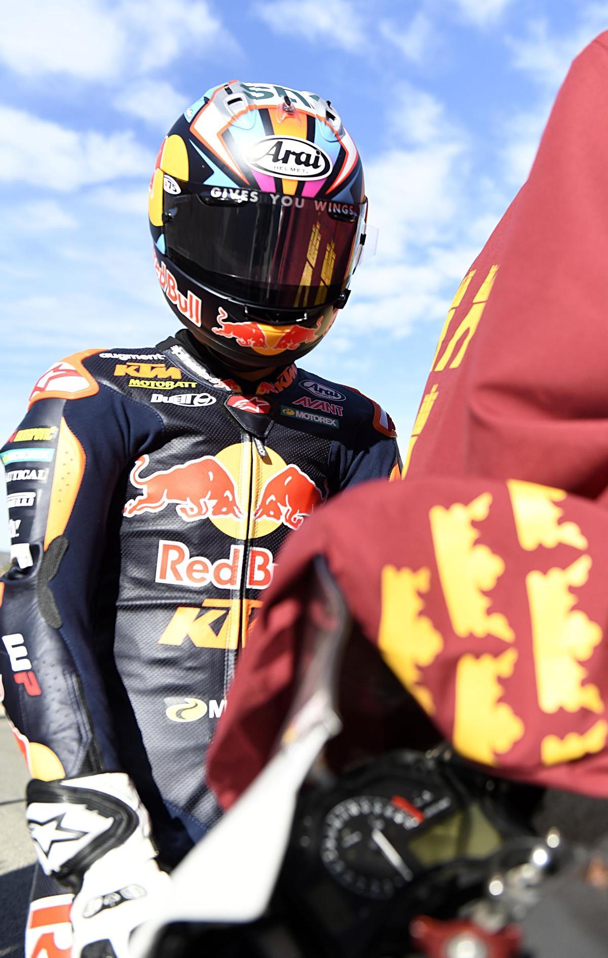 Álvaro Carpe posa con la bandera de la Región de Murcia