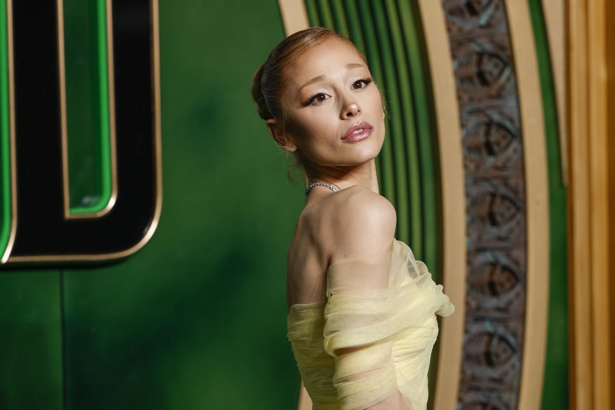 Ariana Grande posa en la alfombra verde en la première de 'Wicked'.