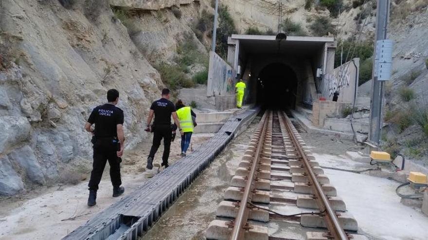 Rescatan a un perro al que arrollaron en el túnel del tram en Venta Lanuza