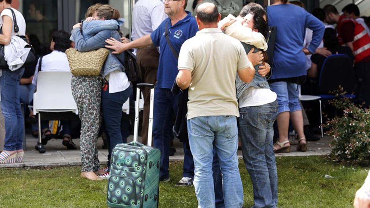 Familiares y amigos de las víctimas, este jueves, en Santiago.