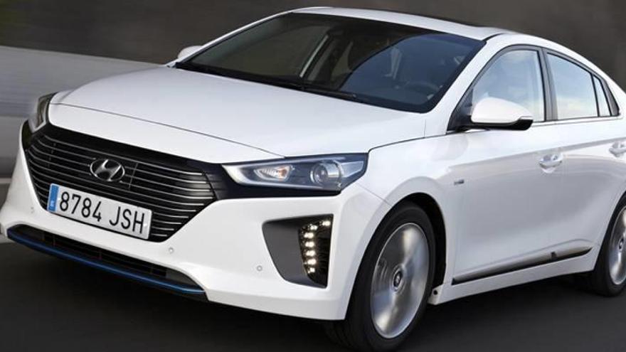 El Hyundai Ioniq incluye tecnología paralela a su aspecto vanguardista; su conjunto mecánico híbrido es efectivo, al volante es ágil y sus dispositivos motrices apenas restan capacidad en el amplio interior