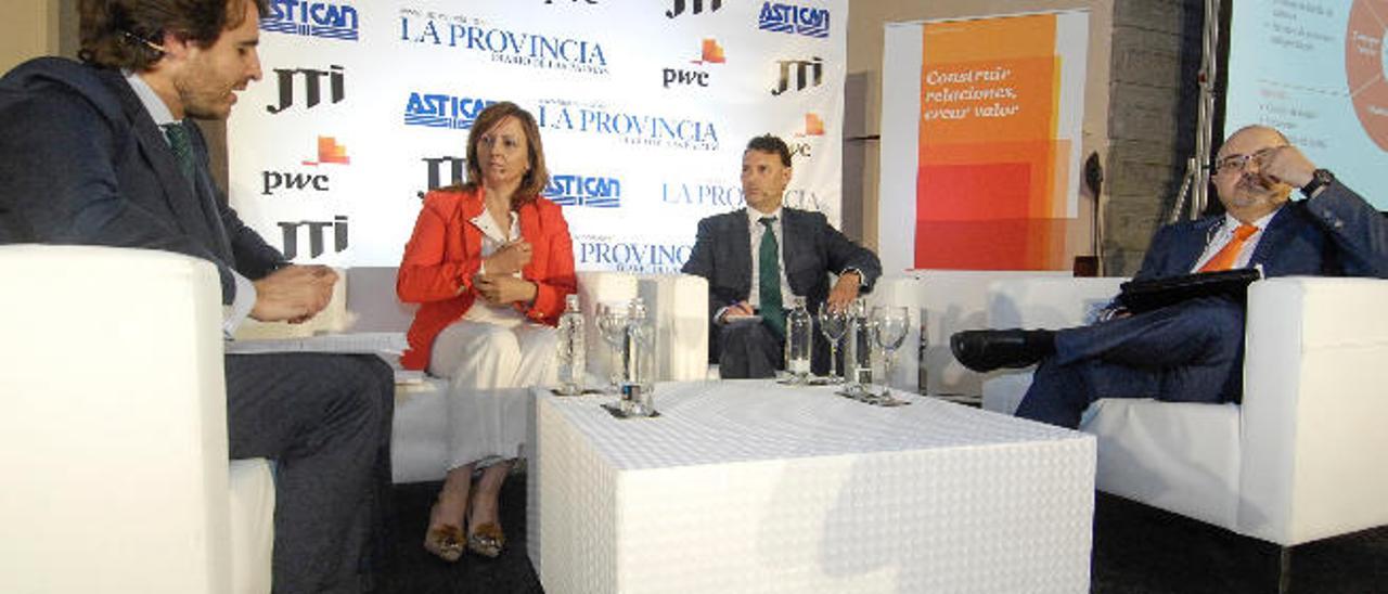 Pablo Bascones (izquierda), Nieves Lady Barreto, Andrés Calvo y Juan Pedro Monteverde, ayer, durante el coloquio del Foro LA PROVINCIA.