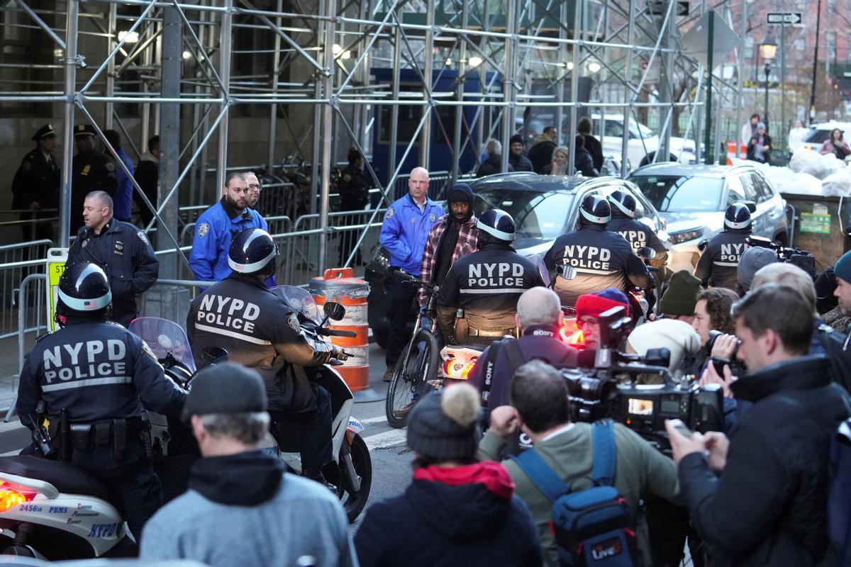 Oficiales de policía y miembros de los medios de comunicación se reúnen frente al Tribunal Penal de Manhattan después de que un gran jurado de Manhattan acusara al expresidente de los Estados Unidos, Donald Trump.