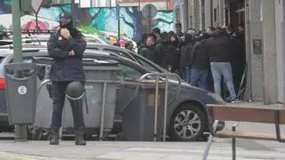 La policía escolta a una treintena de seguidores del Racing concentrados en A Coruña