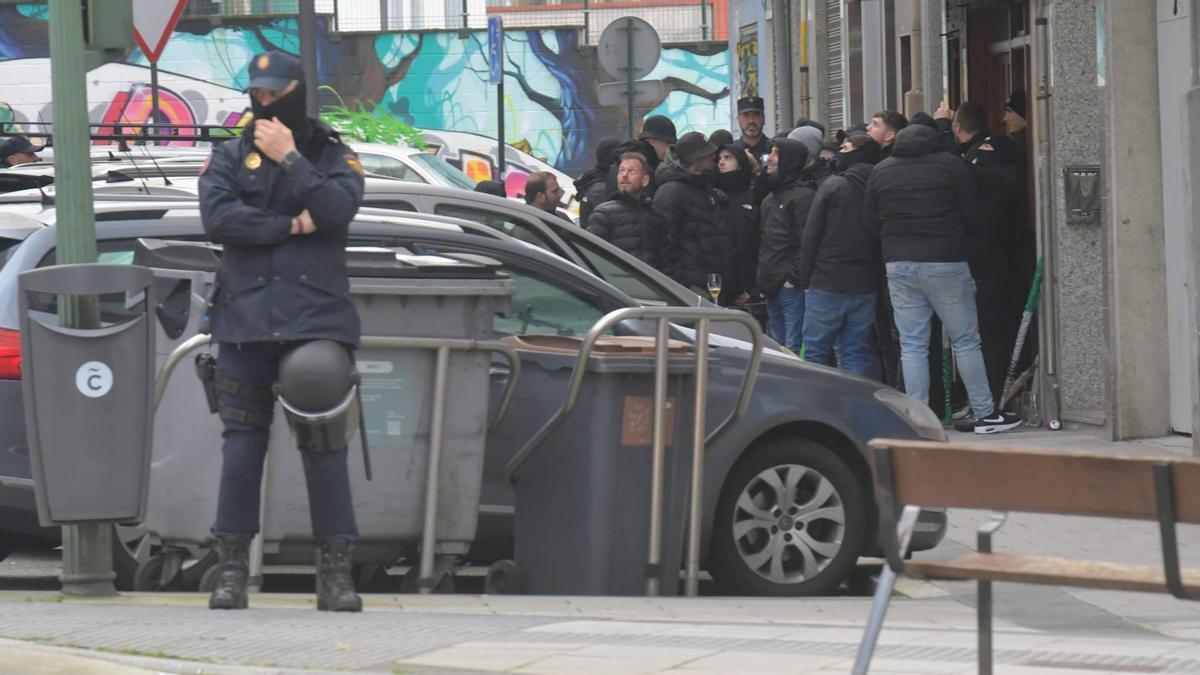 Ultras del Racing de Santander, escoltados por la Policía en las calles de A Coruña