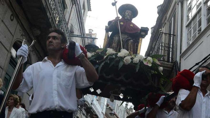 La imagen de Santiago, patrón de Cangas, a hombros por las calles del Casco Vello. // Gonzalo Núñez