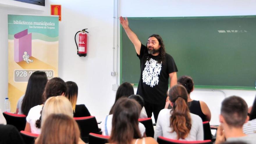 Los adolescentes de Maspalomas bucean en el océano de cuentos de Pep Bruno