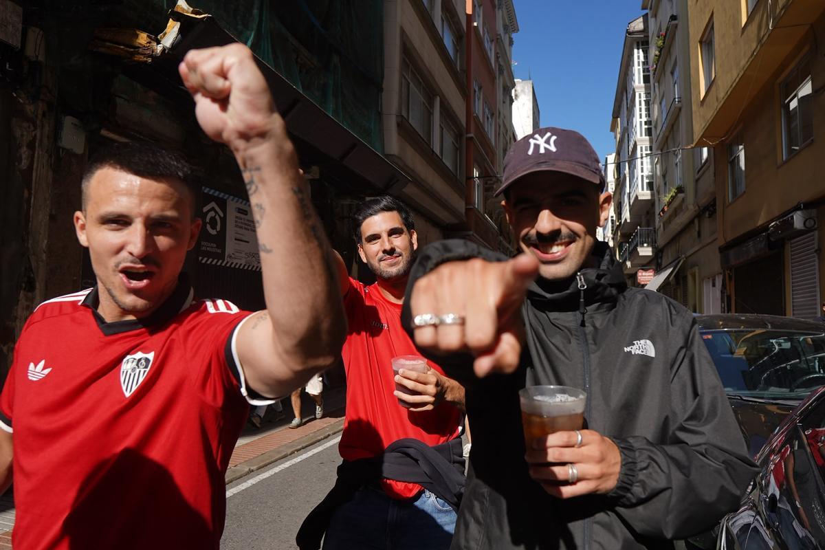 Aficionados del Sevilla por las calles de A Coruña antes del partido del Deportivo Aficionados del Sevilla por las calles de A Coruña antes del partido del Deportivo
