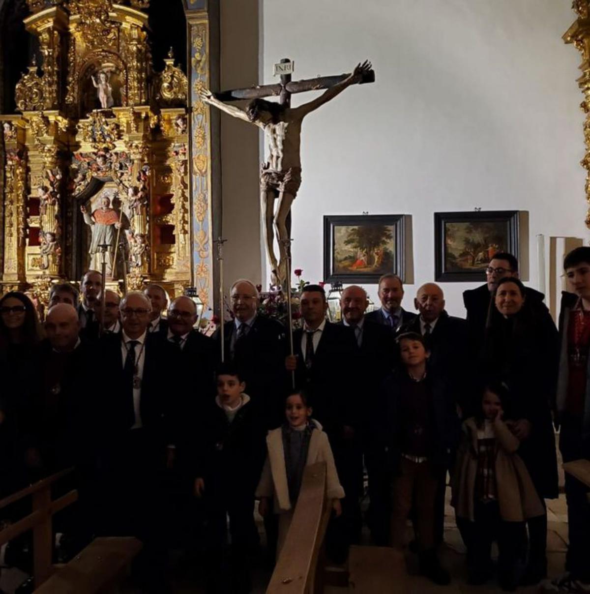 Foto de familia de los cofrades de la Vera Cruz. | C. T.