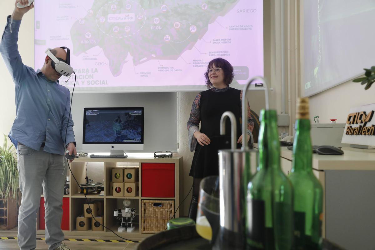 Irene Bouzón enseñando a escanciar con "Immersidra", el escanciador virtual de la Fundación CTIC