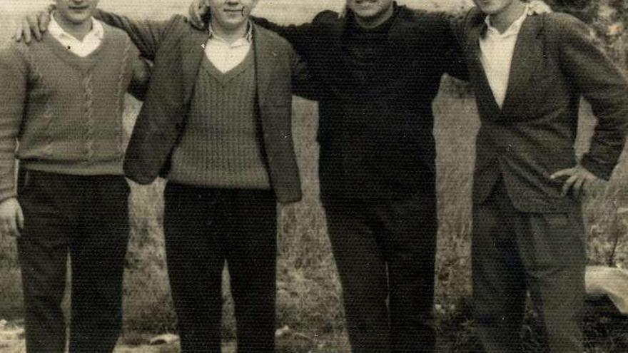 Cuatro amigos en la carretera de Ramorta en los años 60.