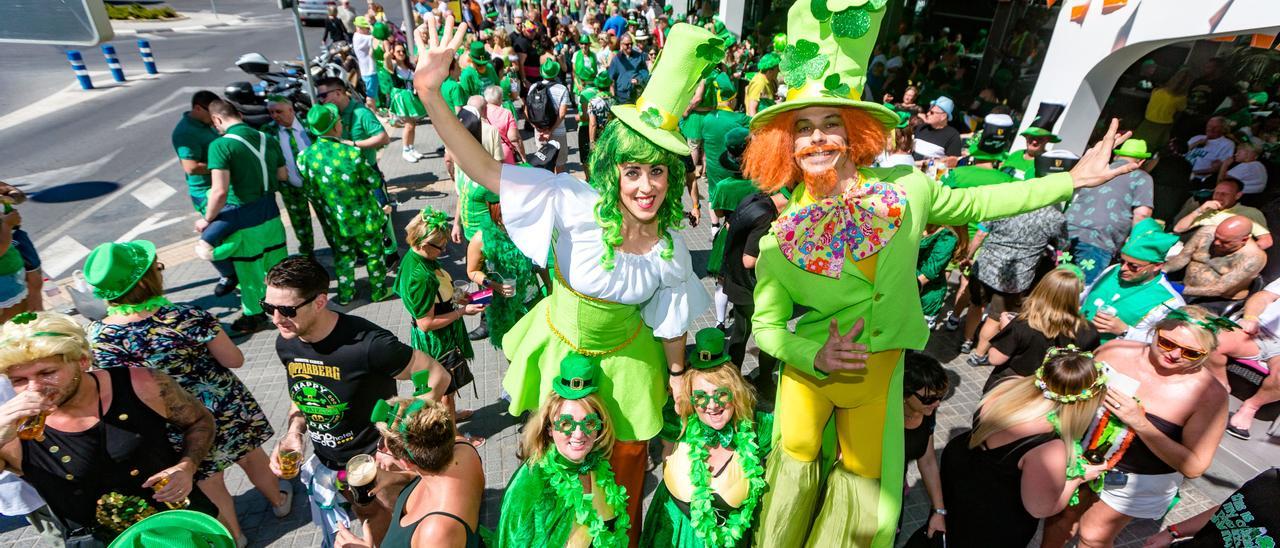 Turistas irlandeses celebrando San Patricio en marzo de 2019 en la zona inglesa de Benidorm. Este marzo volverán