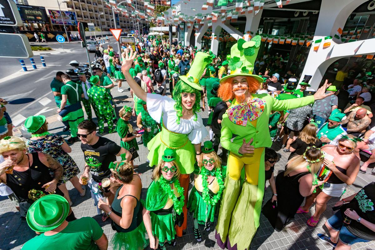 Turistas irlandeses celebrando San Patricio en marzo de 2019 en la zona inglesa de Benidorm. Este marzo volverán