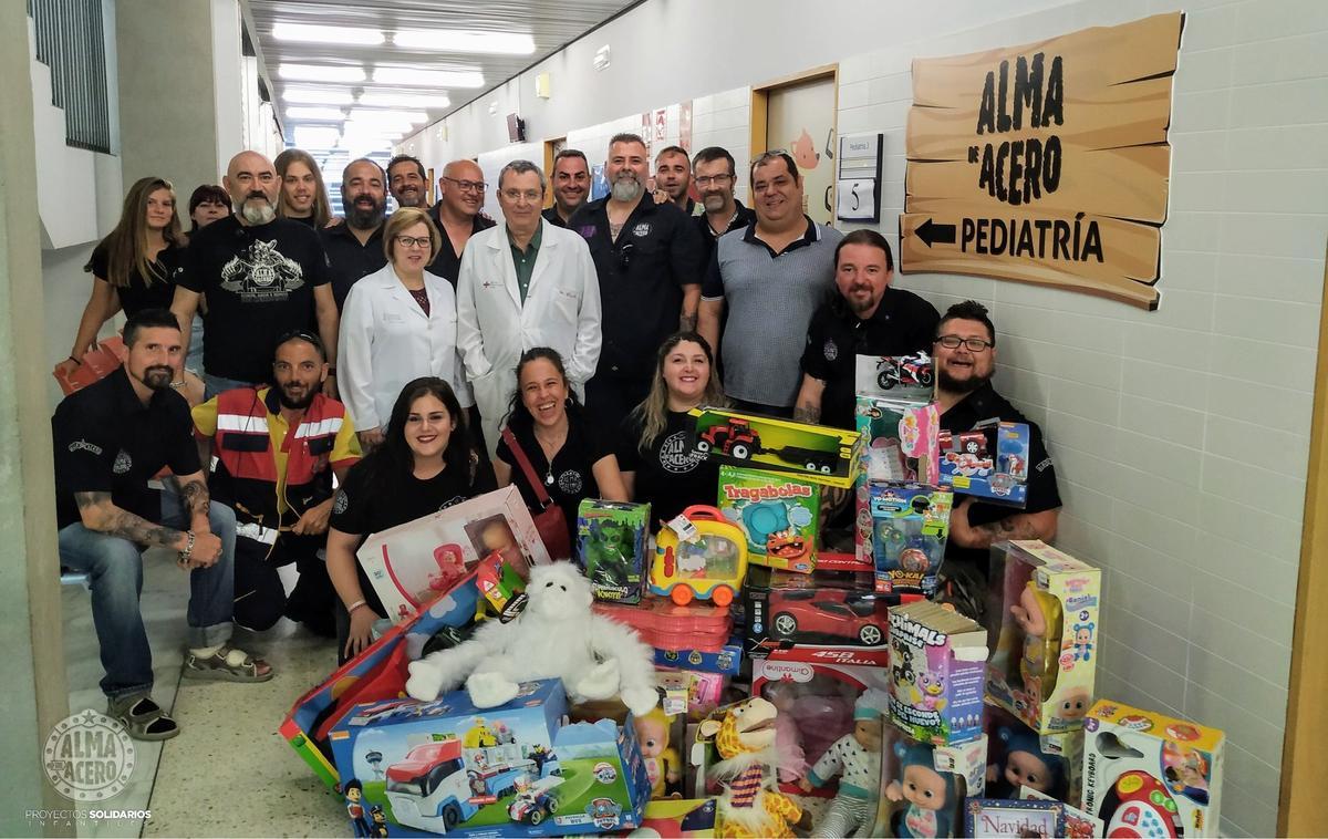 Una donación de juguetes en el centro de salud de Tavernes.