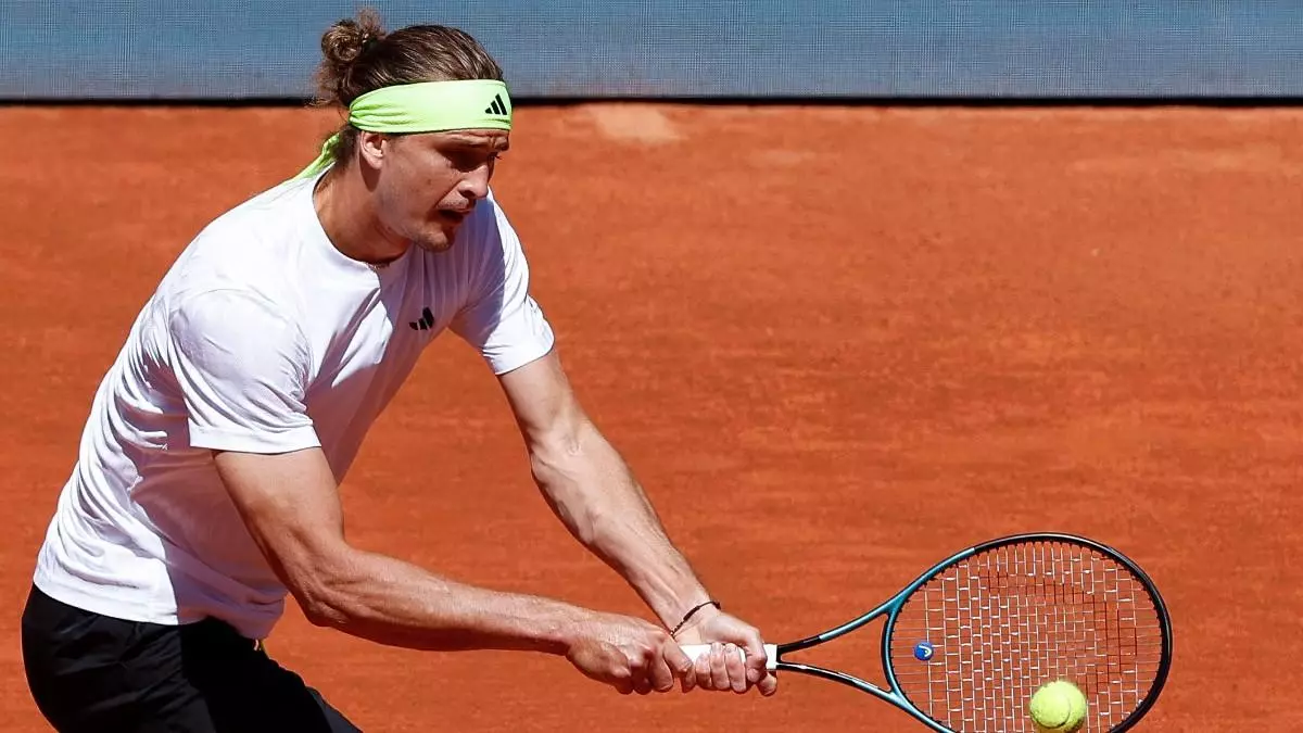 El surrealista momento de Zverev en Madrid: saca su m車vil para fotografiar un bote