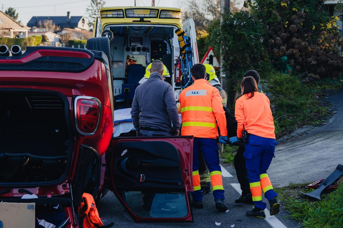Accidente en Gondomar: el conductor volcó tras chocar contra una roca y tuvo que ser excarcelado