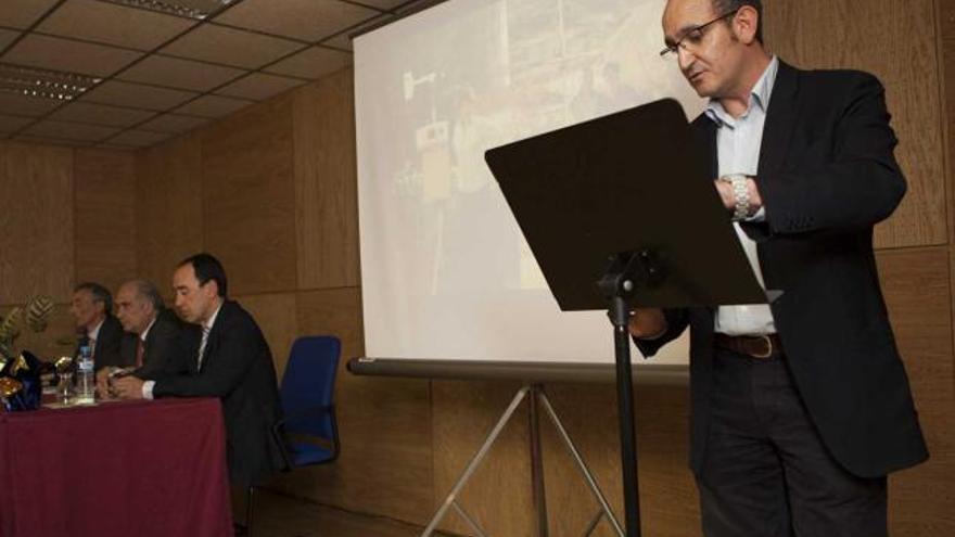 Jesús Rodríguez, compañero de estudios de María Ángeles Rodríguez Braña (en el recuadro), durante su intervención.