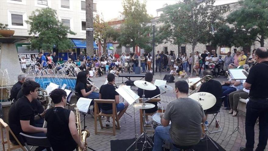 La Plataforma No al Muro refuerza su demanda con música y teatro