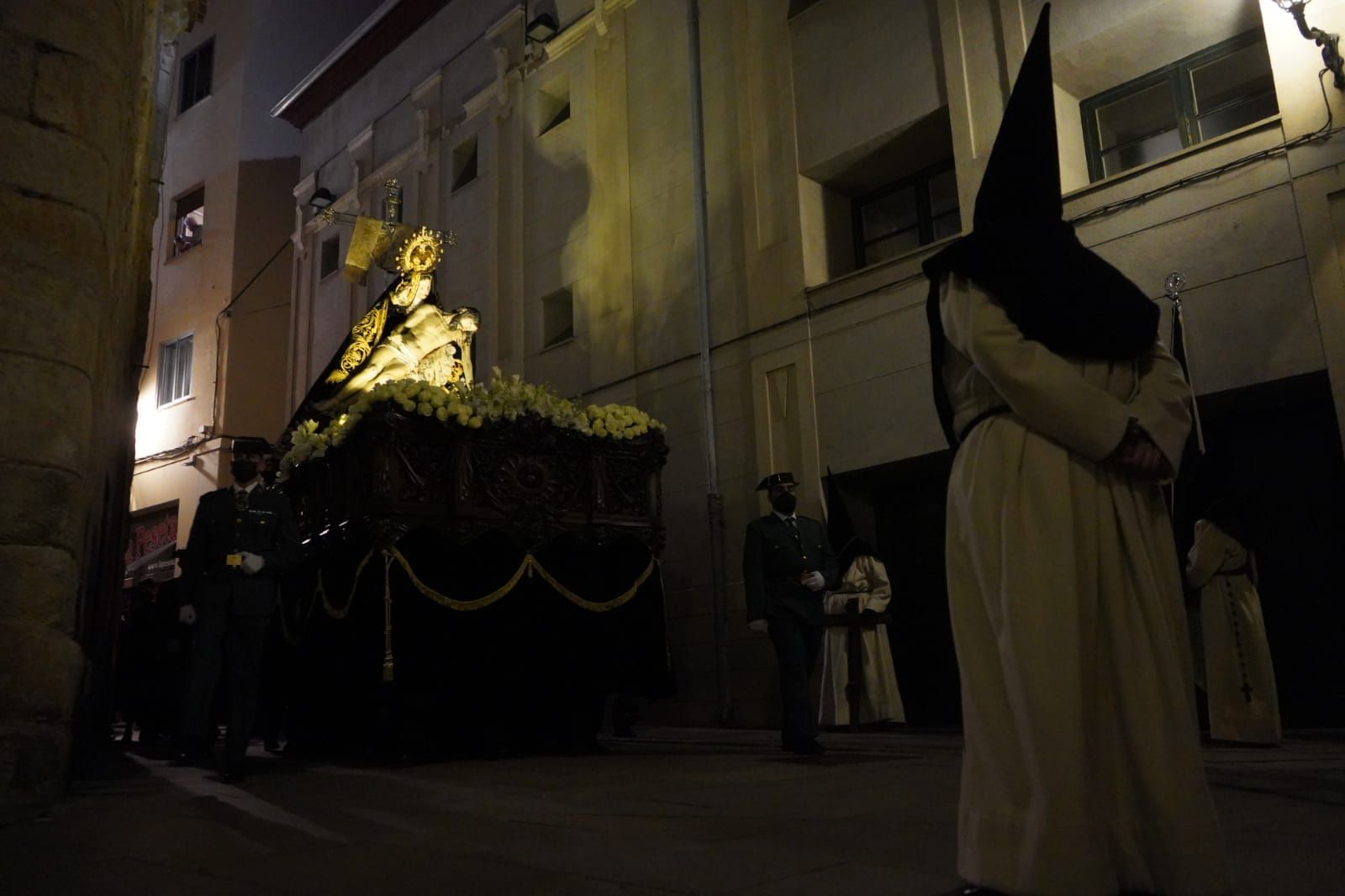 GALERÍA | La procesión de Nuestra Madre de las Angustias, en imágenes