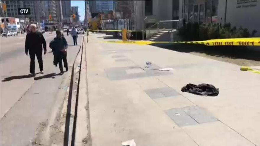 Una furgoneta atropella a una decena de peatones en Toronto