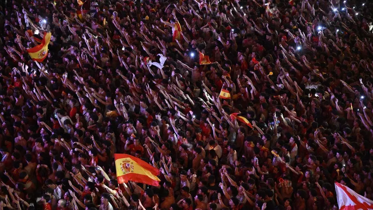 32.000 personas abarrotan la plaza del Pilar de Zaragoza: Ferran es un maño más
