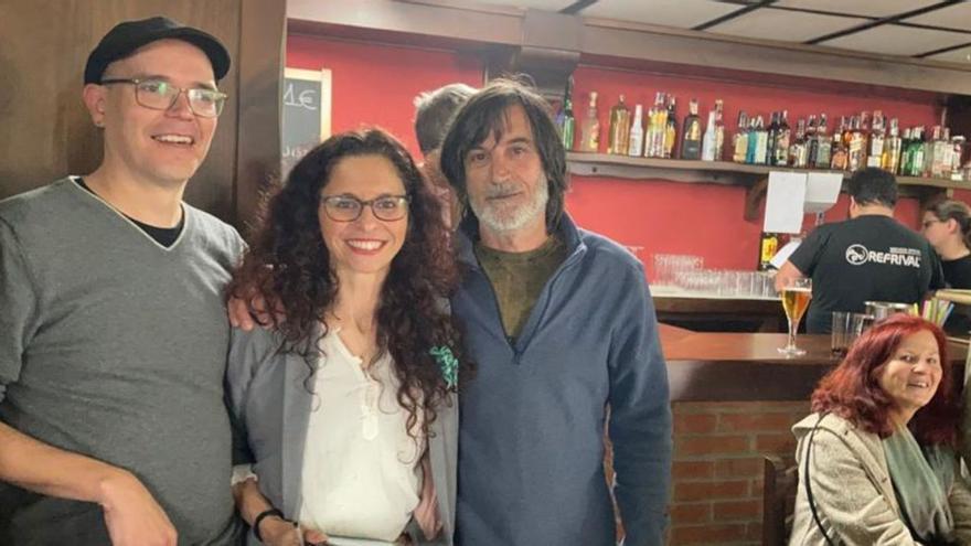 Por la izquierda, Javier Montes, Cristina Villarejo García y Marino Zarzuelo, en el Estudio-Estanco. | J. Q.