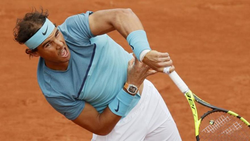 Rafa Nadal golpea la pelota durante el partido.