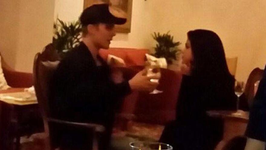 Justin Bieber y Selena Gomez cenando juntos en Los Angeles.