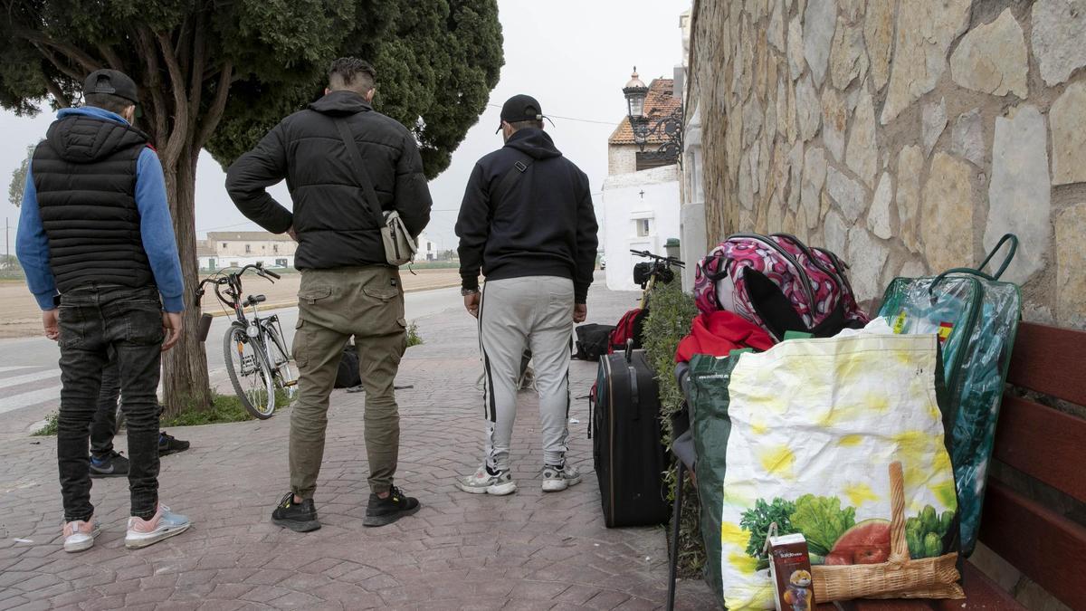 Desalojan a los 25 migrantes 'sin techo' de la nave incendiada de Tavernes Blanques