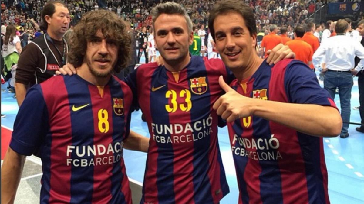 Carles Puyol, su hermano &quot;Putxi&quot; y Xavi Pérez, en un partido del FC Barcelona de balonmano