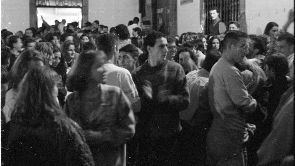Jóvenes frente al bar Orense en el Franco.