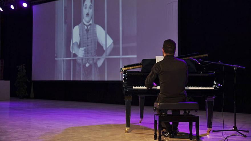 A la derecha, un momento  de la gala de clausura con el pianista Carlos Mansa. | INFORMACIÓN