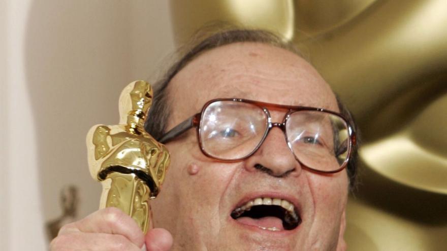 Sidney Lumet posa en 2005 con el óscar honorífico que le concedió Hollywood. | | LP