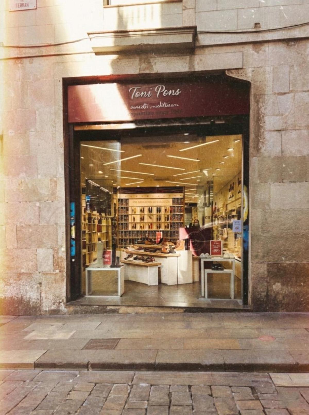 En 2016 abrió la primera tienda en Barcelona, en la calle de Ferran.