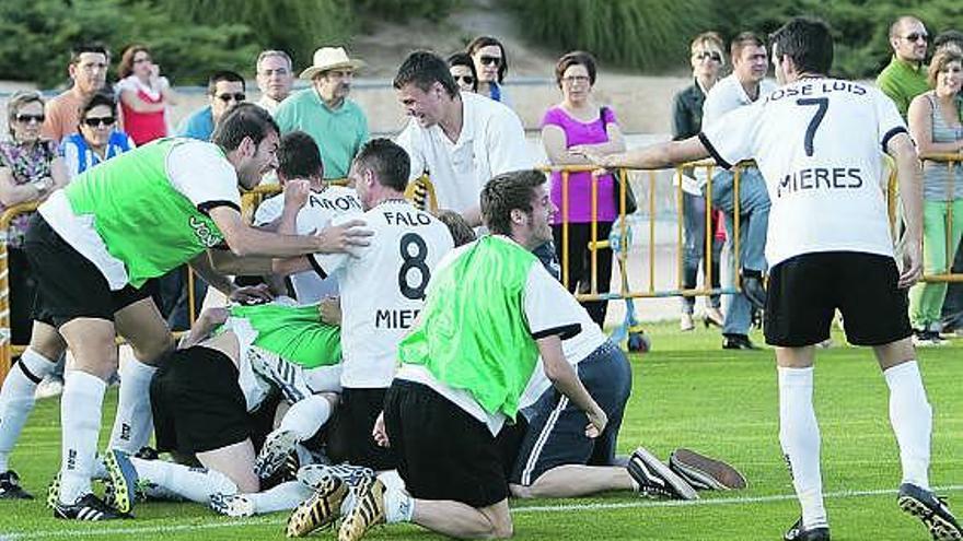 Los jugadores del Caudal celebran el gol de Hermes, que ponía al Caudal por delante en Jumilla.