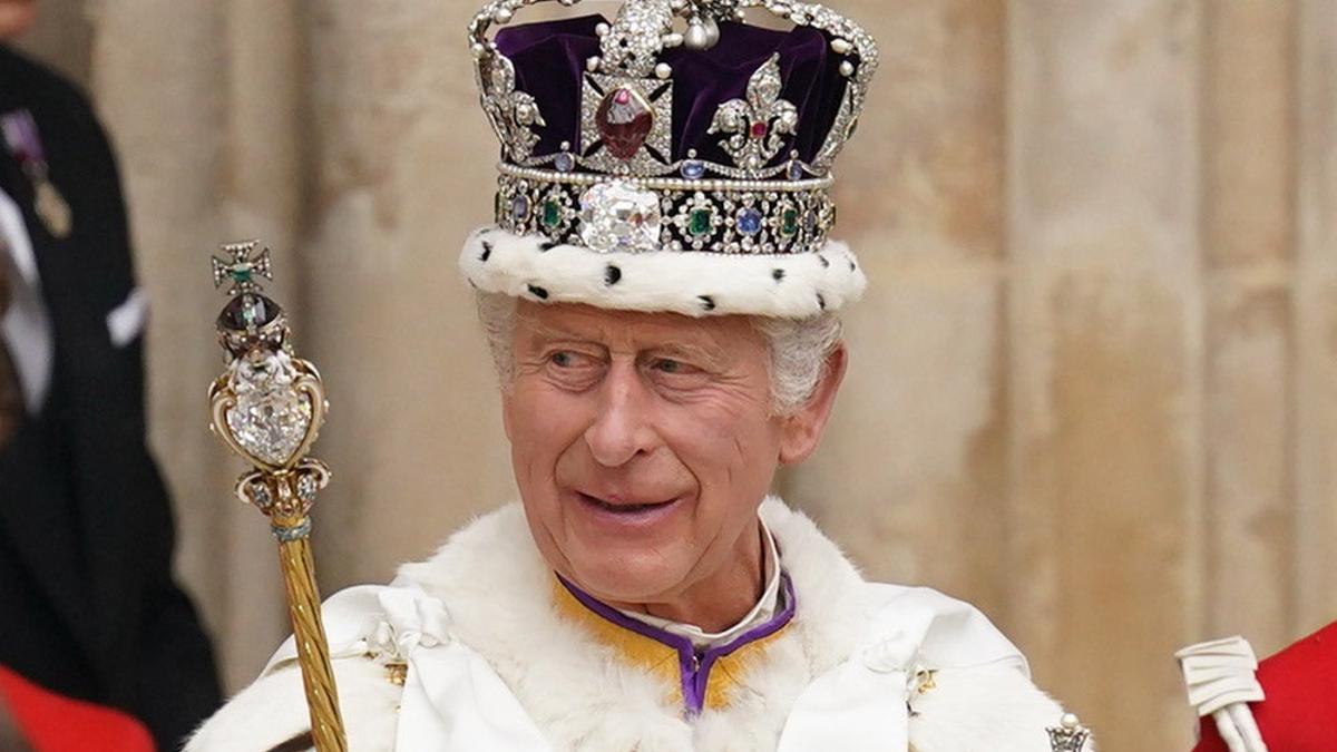 'The Crown' ya explicó el significado tras el momento más sagrado (y oculto) de la coronación de Carlos III