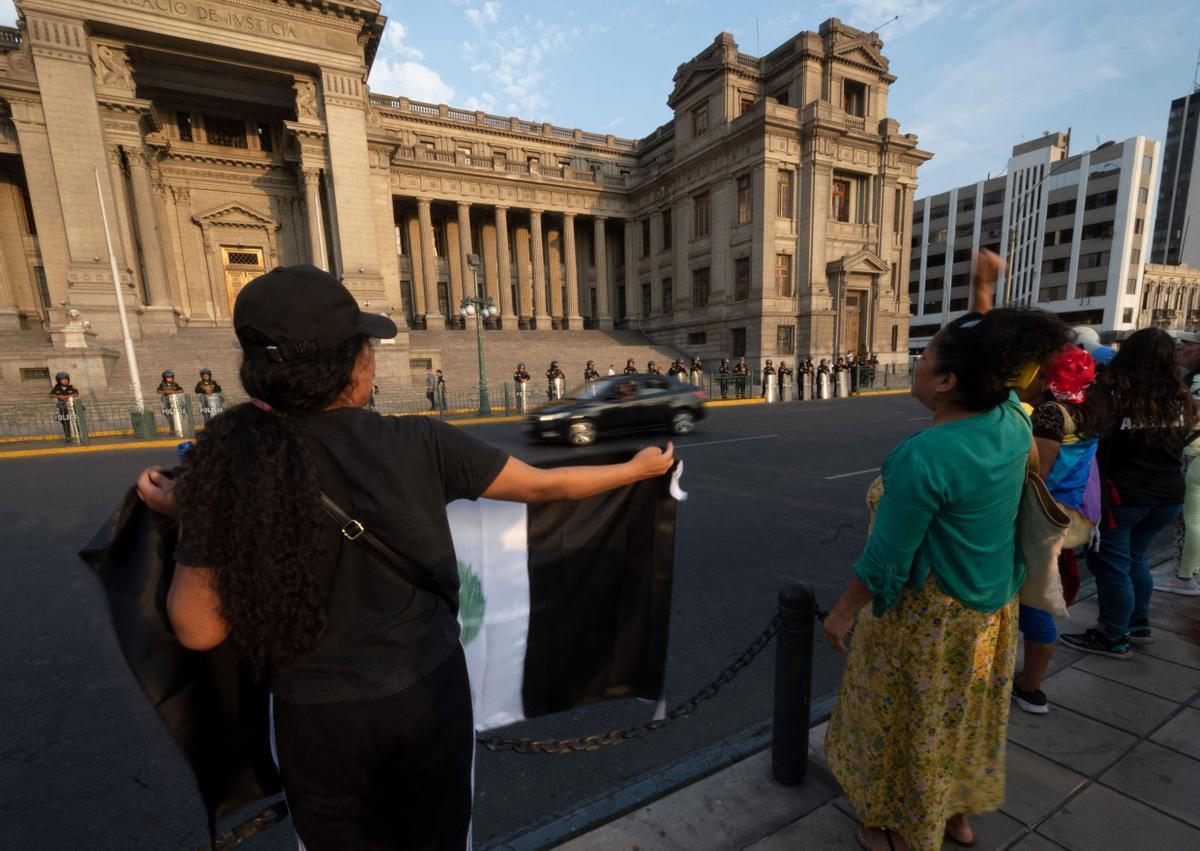 Opositores al Gobierno de Dina Boluarte protesta frente al Palacio de Justicia de Lima.