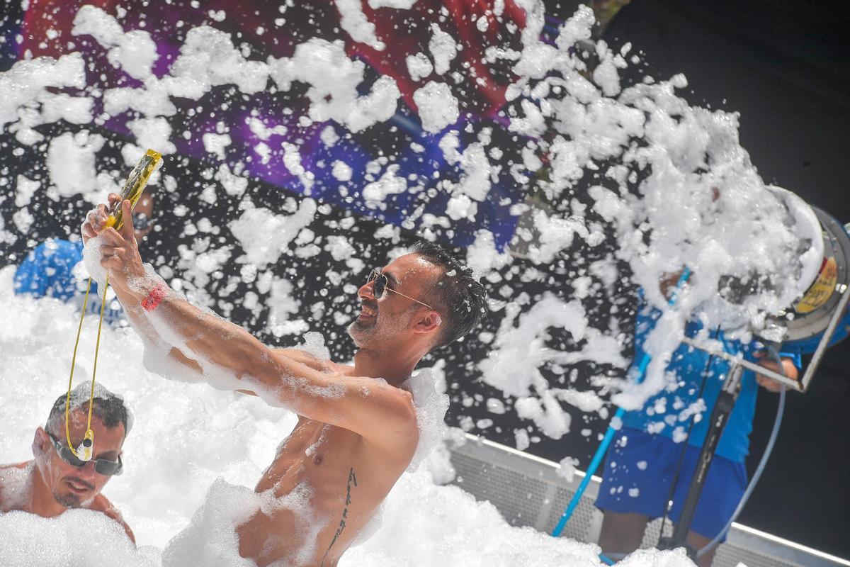 Fiesta de la espuma en el Maspalomas Pride 2024