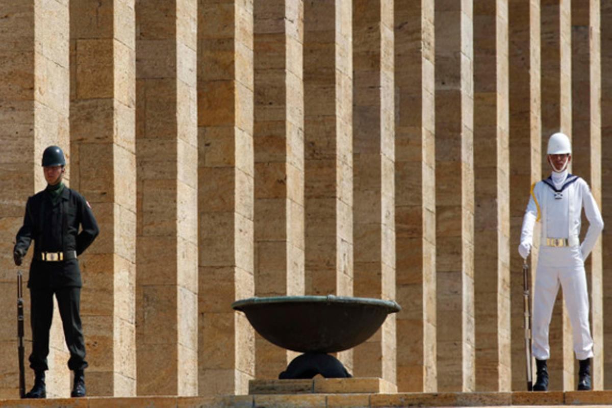 Soldats turcs vigilen el mausoleu de Mustafa Kemal Atatürk -fundador de la Turquia moderna- a Ankara (Turquia).