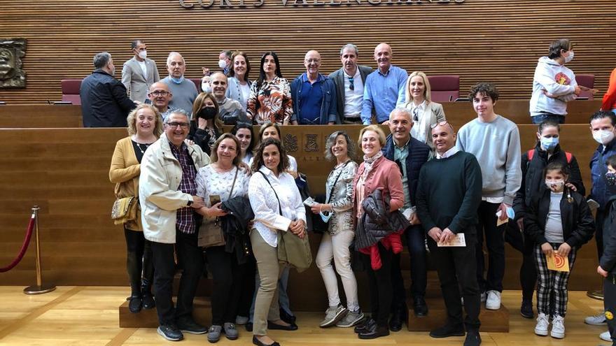 Un grupo de visitantes esta mañana en las Corts