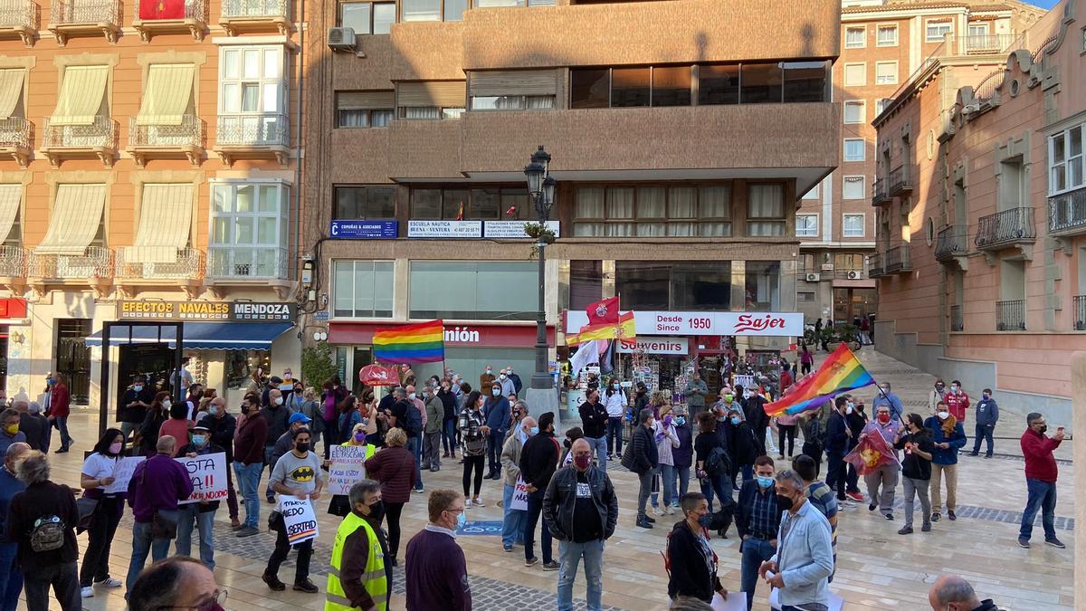 Manifestantes concentrados frente al Palacio Consistorial esta tarde.