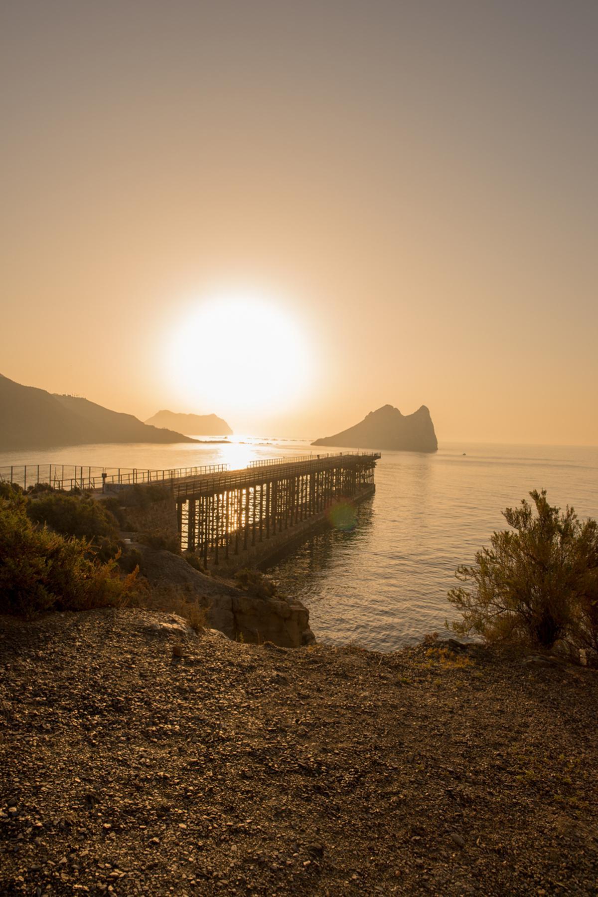 Amanecer en una playa de Aguilas, Murcia