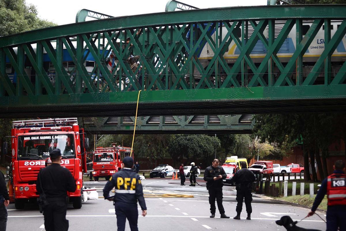 Tren de pasajeros se estrelló contra un tren de mantenimiento en Buenos Aires, dejando al menos 30 personas hospitalizadas, dos de las cuales estaban en estado grave