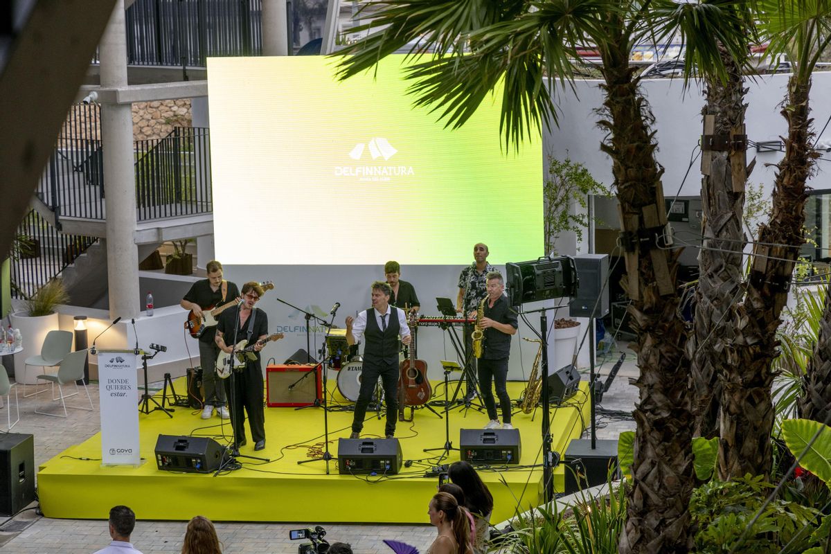 La música en directo, a cargo de Pablo Perea, puso banda sonora a la tarde, acompañando con suavidad cada momento.