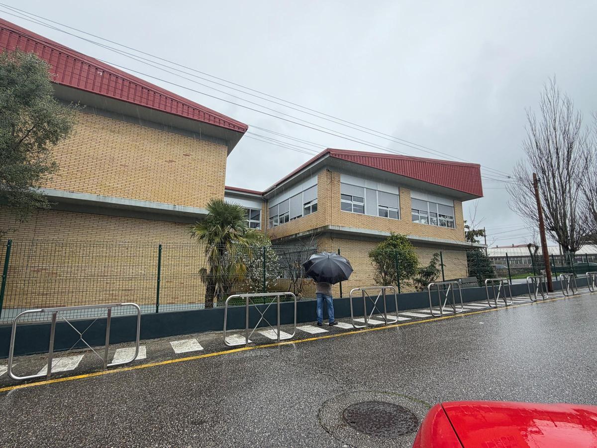 El muro perimetral del centro escolar también ha sido repuesto.